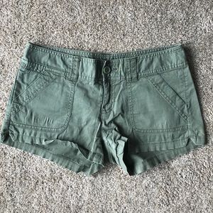 ❄️ Express Women’s Military Green Stretch Shorts